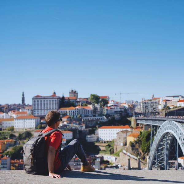 Travaillez sur les réseaux sociaux sous le soleil de Porto